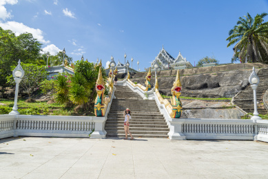 中国女孩在泰国甲米镇的克拉瓦兰佛寺庙