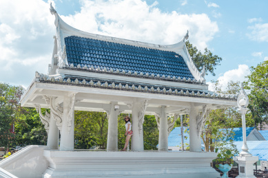 中国女孩在泰国甲米镇的克拉瓦兰佛寺庙