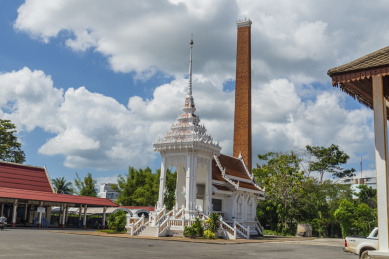 泰国甲米镇的克拉瓦兰佛寺庙的佛塔广场
