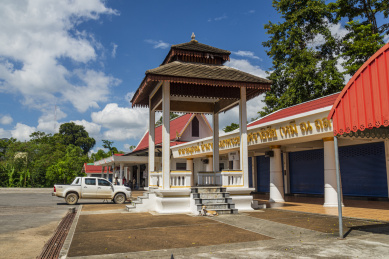 泰国甲米镇的克拉瓦兰佛寺庙的佛塔广场