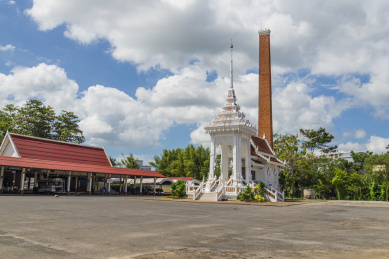 泰国甲米镇的克拉瓦兰佛寺庙的佛塔广场