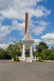 泰国甲米镇的克拉瓦兰佛寺庙的佛塔广场