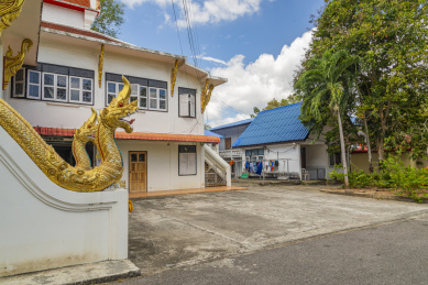 蓝天下的泰国甲米镇的克拉瓦兰佛寺庙的宫殿
