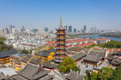 航拍千年古刹南京鸡鸣寺