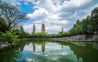 蓝天下云南省崇圣寺大理三塔风光