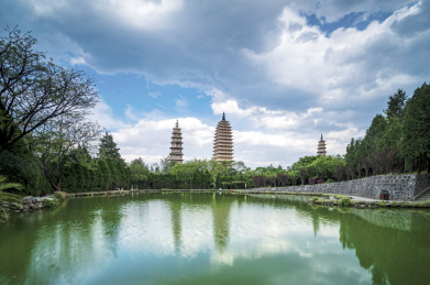 蓝天下云南省崇圣寺大理三塔风光