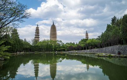 蓝天下云南省崇圣寺大理三塔风光