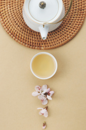 桌子上的茶具和茶水