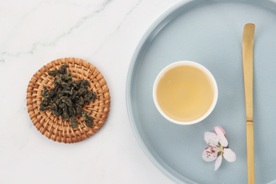 桌子上的茶具和茶水