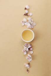 桌子上的茶具和茶水