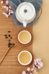 桌子上的茶具和茶水