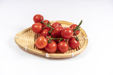 装在竹编筐里的多个小西红柿