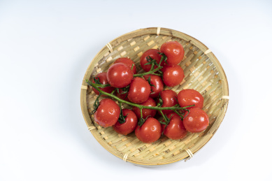 装在竹编筐里的多个小西红柿