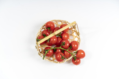 竹编篮筐里放着多个小西红柿