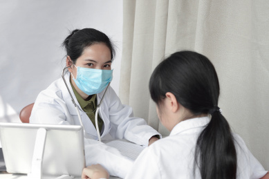 女医生在给女孩检查身体