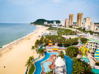 航拍广东阳江海陵岛海滩游乐场