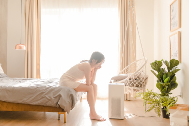 年轻女性感受清新的空气
