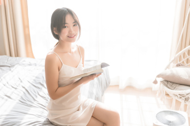 年轻女性室内休息阅读