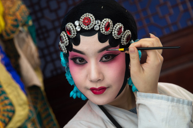 女京剧演员后台化妆