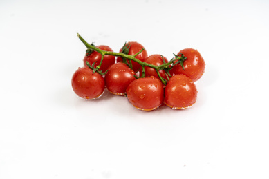 一串红色的小西红柿