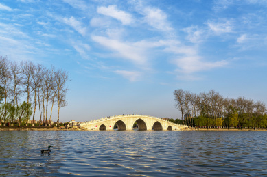 春天北京玉渊潭八一湖上五孔桥