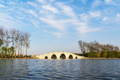 春天北京玉渊潭八一湖上五孔桥