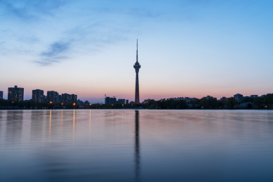 春天傍晚北京玉渊潭视角看中央电视塔