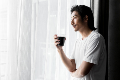 看向窗外的男人 东方人
