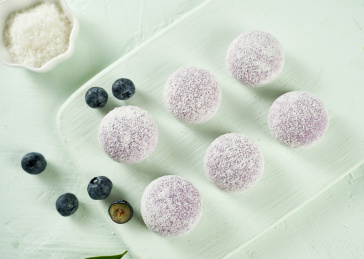 浅色背景上摆放的蓝莓口味大福