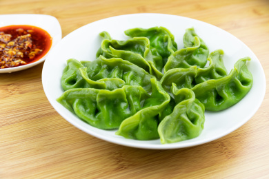 盘子里的绿色鲅鱼饺子
