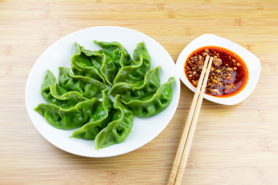 盘子里的绿色鲅鱼饺子