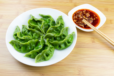 盘子里的绿色鲅鱼饺子