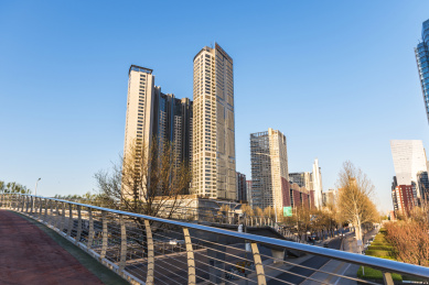 早晨阳光下的过街天桥城市春色