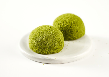 白色背景上摆放的抹茶口味大福