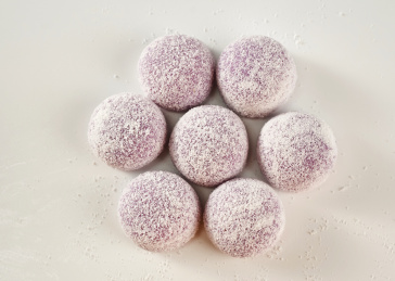 白色背景上摆放的的蓝莓口味大福