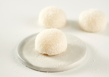 白色背景上摆放的榴莲口味大福