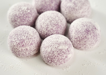 白色背景上摆放的的蓝莓口味大福