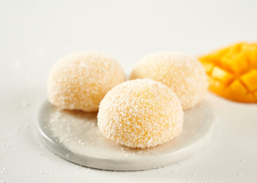 白色背景上摆放的芒果口味大福