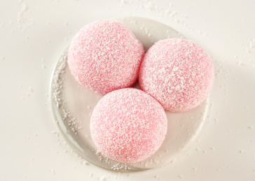 白色背景上摆放的草莓口味大福