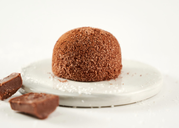 白色背景上摆放的巧克力口味大福