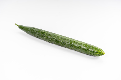 一根翠绿色的鲜黄瓜