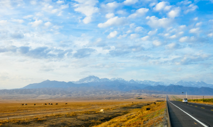 中国新疆省独库公路清晨雪山美景