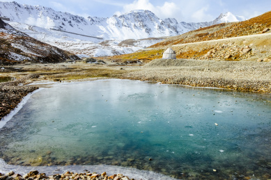 中国新疆省独库公路上翻越天山山脉的冰川风