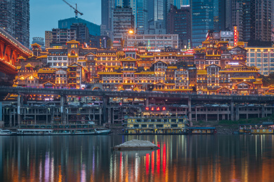 重庆洪崖洞吊脚楼与千厮门嘉陵江大桥夜景