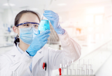 在医学实验室，分析员在做化学分析