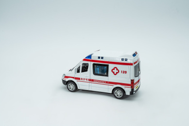 白色背景上的120救护车