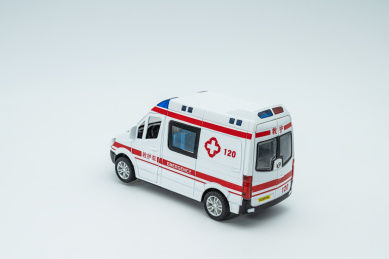 白色背景上的120救护车