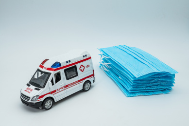 防护医用口罩与救护车