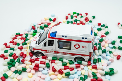 白色背景上的120救护车与药片