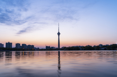 北京春天玉渊潭八一湖视角看中央电视塔